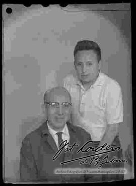 Foto de estudio del niño julio gonzalo cordero benavides, a lado de su padre julio cordero bustillos