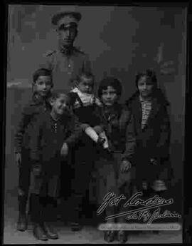 Foto recuerdo de un soldado de la Guerra del Chaco junto a su familia