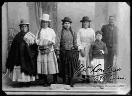 Foto de estudio de cuatro cholas, un caballero y un niño