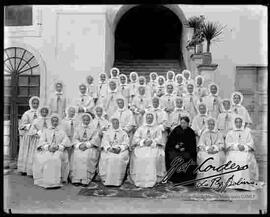 Grupo de monjas del Colegio Sagrados Corazónes, posando delante de unas gradas