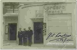 José Jiménez, Julio Cordero Castillo y Julio Cordero Ordoñez en el patio del estudio fotográfico "Cordero Jiménez"