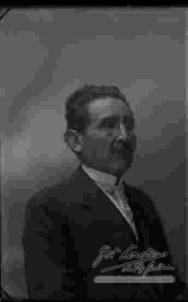 Foto de estudio del Dr. Díaz Romero de perfil.