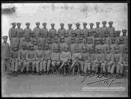 Grupo de oficiales y cadetes del Colegio Militar