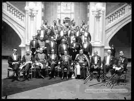 Presidente Hernando Siles, junto a Ministro de Relaciones Exteriores, Embajadores y Nucio Apostólico, en las gradas del Palacio de Gobierno