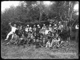 Familia reunida en un día de campo en carnavales.