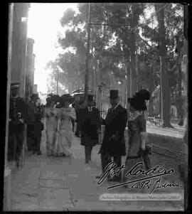 Macario Pinilla junto a damas, por la alameda (hoy paseo del Prado).