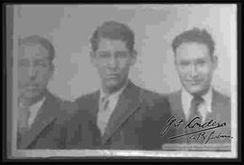 Miguel Alandia Pantoja (Pintor muralista y dibujante) junto a Julio Cordero Ordoñez y Fausto Aois.