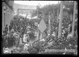 Manifestación del centro cooperativo de electricistas y obreros y otras asociaciones, pasando por la plaza Murillo, delante del Palacio de Gobierno, con pancartas