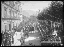 Escuadrón de lanceros del regimiento de caballería pasando delante del Palacio de Gobierno