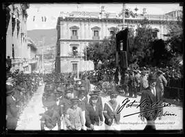 Desfile del 6 de agosto, por parte de estudiantes, pasando delante del palacio legislativo y palacio de gobierno, plaza Murillo