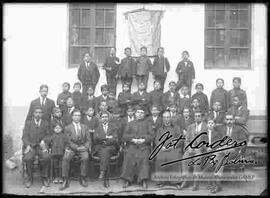 Grupo de niños de la escuela católica de San Agustín