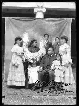 Una familia en el patio de una casa particular