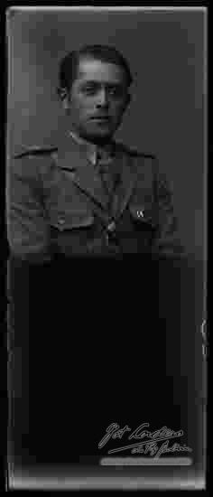 Foto de estudio de medio cuerpo, de un soldado