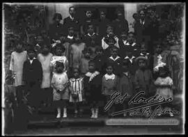 Grupo de niños y niñas, reunidos en una casa particular