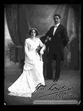 Retrato   de una pareja de  novios, en el día de su matrimonio