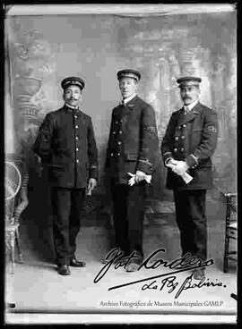 Foto de estudio de tres conductores del tranvía La Paz, de la linea 1 y 2