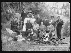 Familia, en un huerto celebrando un acontecimiento con música