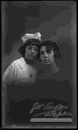 Foto de estudio con esfumador de una dama junto a su hija