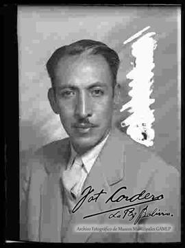 Julio Cordero Ordoñez,  dos tomar de medio cuerpo.