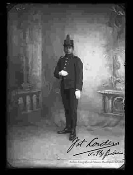 Foto de estudio de un soldado con uniforme francés