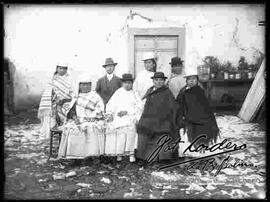 Familia , en el patio de  una casa