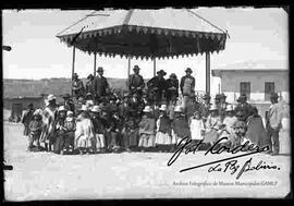 Familia en la plaza de un pueblo