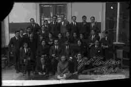 Jóvenes y señoritas estudiantes de un instituto delante de los salones de clases, junto a profesores