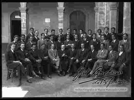 Grupo de bachilleres y profesores en el colegio Ayacucho