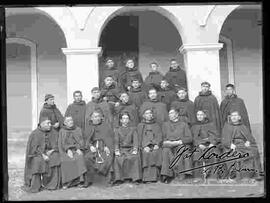 Sacerdote  franciscano en el patio del Convento de San Francisco