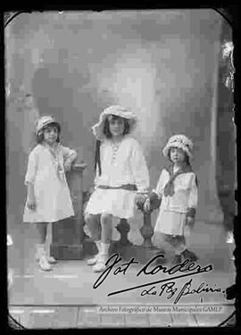 Foto de estudio de tres niñas