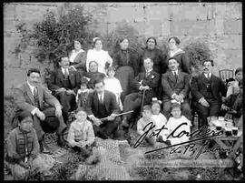 Grupo familiar, reunido en el patio de una casa particular por la celebración de un acontecimiento