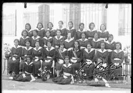 Grupo de señoritas bachilleres,  formadas para la foto en el patio del colegio María Auxiliadora