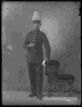 Fotografía de estudio de un cadete de Colegio Militar