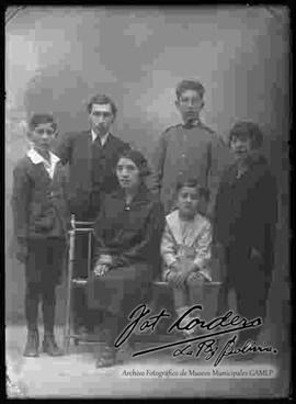 Retrato  de estudio de una familia