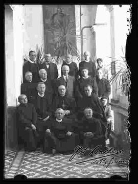 Grupo de  sacerdote  extranjeros en el pasillo del Colegio San Calixto