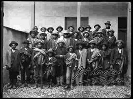 Grupo de campesinos el patio de  la policía, por realizar una sublevación. Entre ellos se encuentra el seguidor de Zarate Willka, con un sombrero de plumas