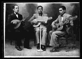 Reproducción de una foto de estudio de un trio de músicos de cuerda.