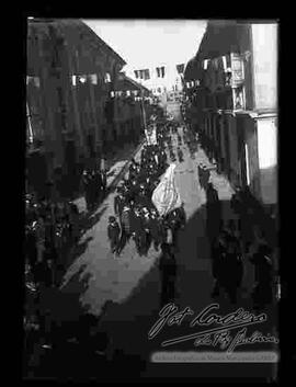Desfile cívico del 16 de julio, por parte de la Sociedad de Socorros Mutuos San José y otras sociedades,  pasando por la calle Mercado.