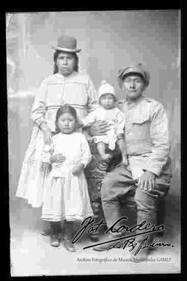 Foto de estudio de una familia: chola junto a su esposo un soldado y dos niños.