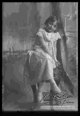 Reproducción de la imagen de una niña sentada en un taburete.