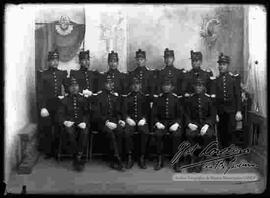 Foto de estudio de un grupo de soldados con uniforme de presentación