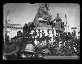 Concentración de campesinos y una multitud de personas de la cuidad en el interior de la plaza Murillo