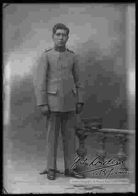 Fotografía de estudio de un cadete del Colegio Militar