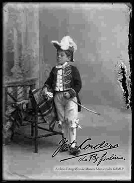 Foto de estudio de un niño vestido con un traje y sombrero antiguo