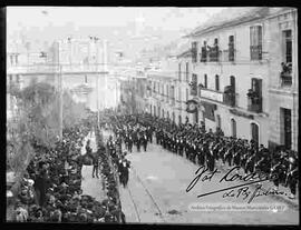 Presidente Ismael Montes , sus ministros y S.E. Jose Gutierrez Guerra dirigiendose depues de la transmisión de mando presidensial, al TDUM, la antigua Catedral, por la Plaza Murillo