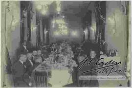 Recepción social de caballeros en un salón