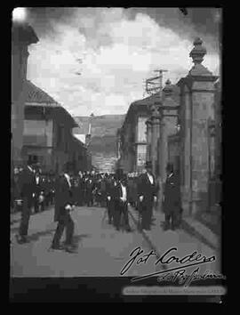 Presidente Ismael Montes junto al Nucio Apostólico, Moises Ascarrunz, dirigiéndose al TDUM en la antigua catedral de Santo Domingo