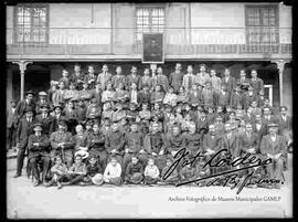 Grupo de estudiantes y curas del colegio Don Bosco en el patio del colegio