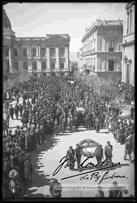Concentración de una multitud de personas, en la plaza Murillo por el entierro de varias personas