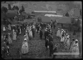 Familias bailando la cueca en un día de campo, por carnavales en la zona de Sopocachi.